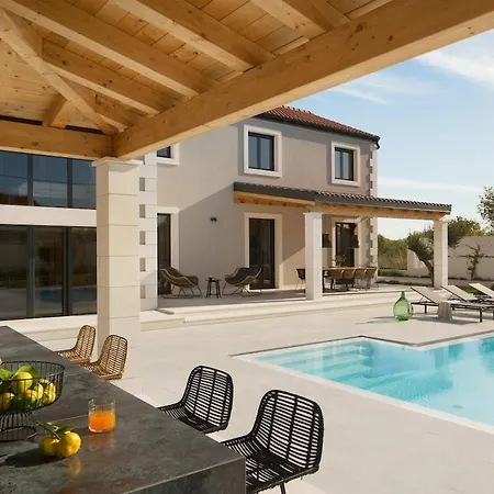 Manana فيلة Gornji Zemunik